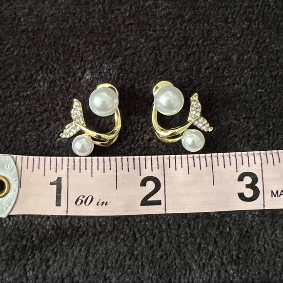 Mermaid Tail Pearl & Gold Earrings - Picture 6 of 7